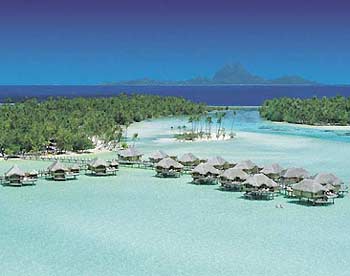 Uno de los hoteles en Tahaa... con sus característicos bungalows sobre el mar... ¿al fondo? Bora Bora